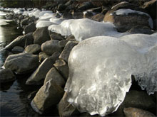 １月の末頃からだんだん氷る湖